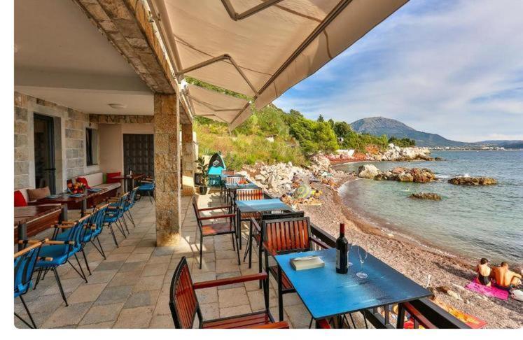 Beachfront Red Apartments With Pool Bar Exterior photo