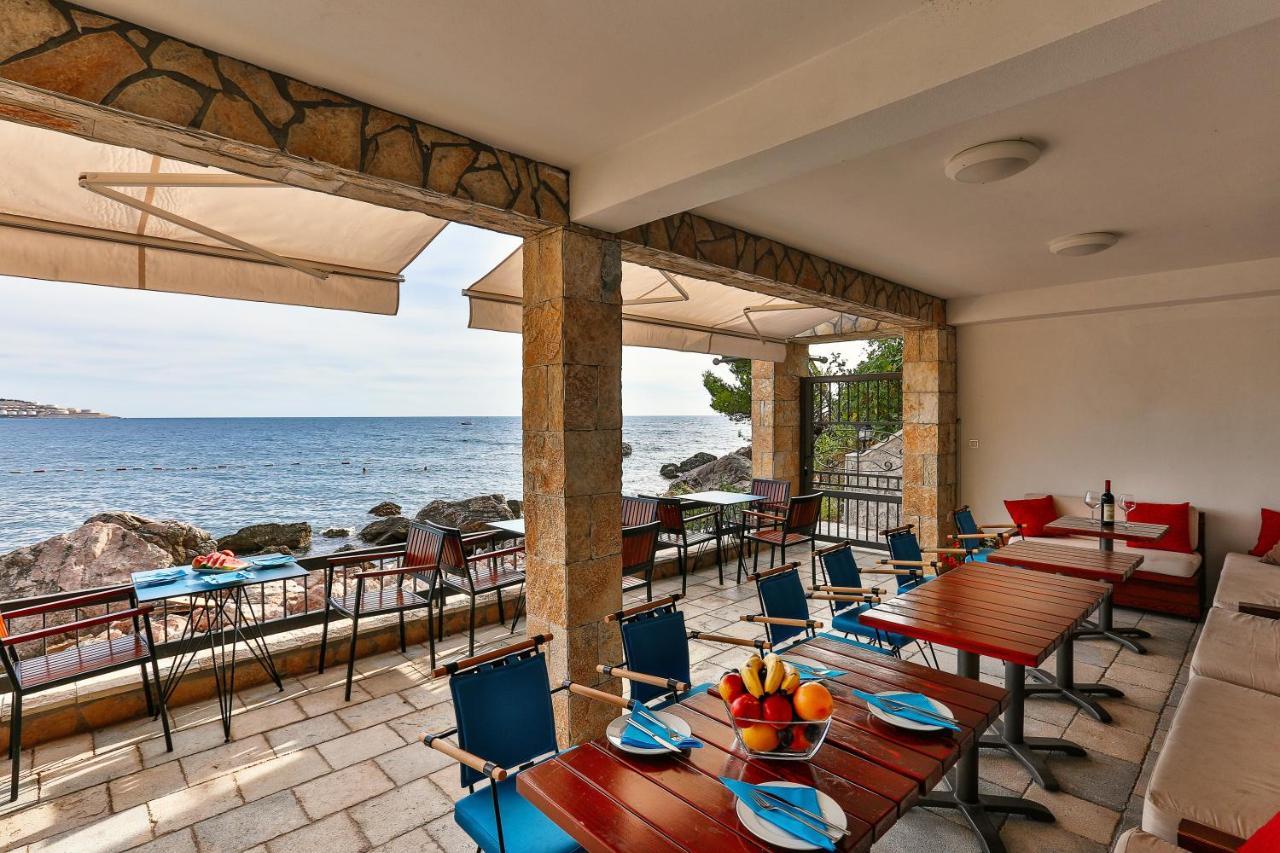 Beachfront Red Apartments With Pool Bar Exterior photo