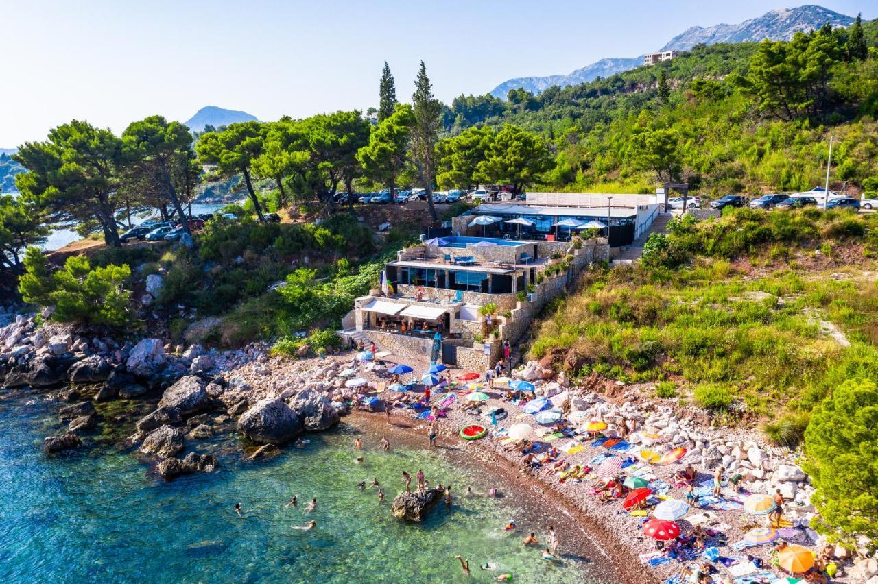 Beachfront Red Apartments With Pool Bar Exterior photo